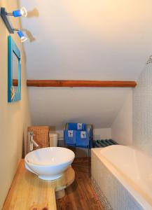 
a bathroom with a toilet and a bath tub at Les Transats Chambre et appartements vue mer in Barfleur
