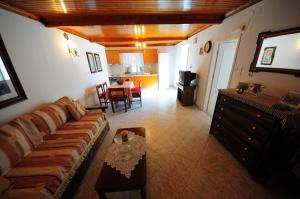 uma sala de estar com um sofá e uma mesa em Kalliopi House For 6 - Keros Beach em Kalliópi