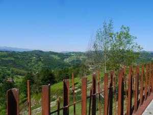 a wooden fence on a hill with a view at Apartamento Atari in San Martín