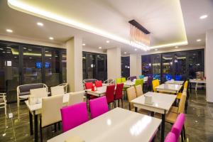 un comedor con mesas y sillas coloridas en Seren Sari Hotel, en Marmaris