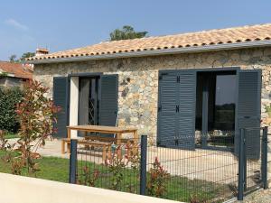 een huis met een hek ervoor bij Maison Corse in Aléria