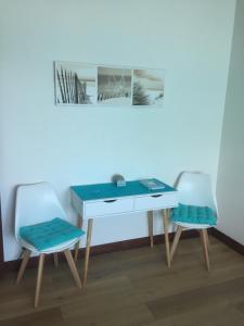 escritorio con 2 sillas junto a una mesa con espejo en Mariandre chambre chez l'habitant, en Biscarrosse