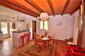 CartajimaにあるLa Chácara- Fuente de los Pecesのテーブルと椅子のあるキッチンとダイニングルーム