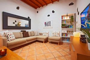 MáguezにあるEco Casa Atalayaのリビングルーム(ソファ、本棚付)