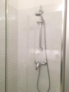 y baño con ducha y puerta de cristal. en Berlin Style Apartments - Schönholzer Straße, en Berlín
