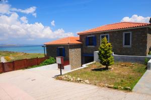 une maison en briques avec un chemin menant à celle-ci dans l'établissement Fanaraki Beach Studios, à Mirina