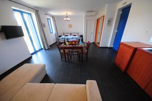 - un salon avec une table et une salle à manger dans l'établissement Fanaraki Beach Studios, à Mirina