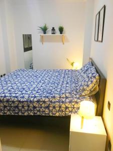una camera con letto e piumone blu di Farray Beach Flat III by Canary365 a Las Palmas de Gran Canaria