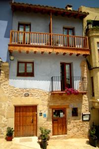 een gebouw met een balkon erboven bij La Alquería in Ráfales