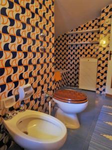 a bathroom with a toilet and a bidet at Appartamento La Primula in Madesimo