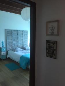 1 dormitorio con 1 cama y un cartel en la pared en Mariandre chambre chez l'habitant, en Biscarrosse