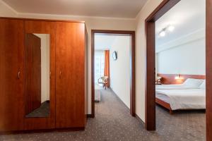 Postel nebo postele na pokoji v ubytování Vestina Wellness & SPA Hotel