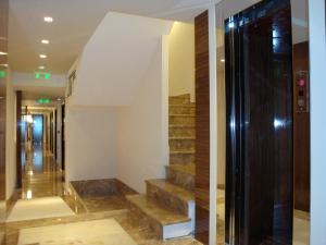 約阿尼納的住宿－杜維爾特精品酒店，大楼内带楼梯的走廊