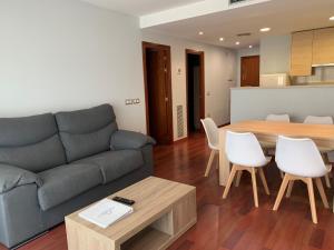 sala de estar con sofá y mesa en Palamós Apartamentos, en Palamós