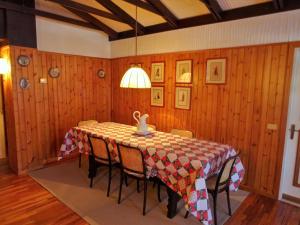 un comedor con mesa y sillas en una habitación en Appartamento La Primula en Madesimo