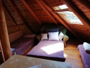 Una habitación con un sofá y una mesa en un ático. en Ośrodek wypoczynkowy "Źródła Dobrej", en Olesno