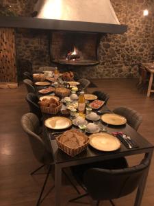 un tavolo con cibo e un camino di Cal Xandera ad Angoustrine