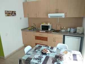 una pequeña cocina con mesa y microondas en Estudio en el centro 0, en Reus