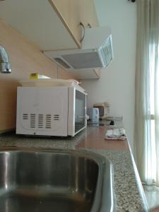 a kitchen counter with a microwave and a sink at Estudio en el centro 0 in Reus