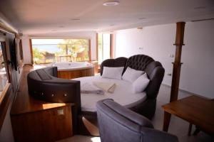 un salon avec un canapé et deux chaises dans l'établissement george's boutique hotel, à Fethiye