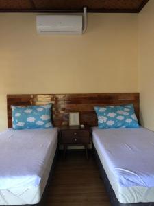 Tempat tidur dalam kamar di Alona Vikings Lodge