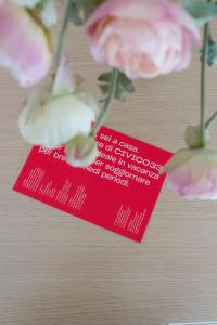 una tarjeta roja con flores rosas en una mesa en CIVICO33, en Rocca Imperiale
