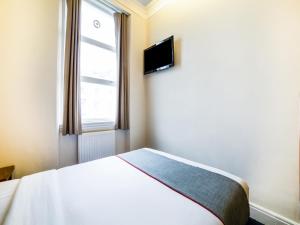 ロンドンにあるThe Park Hotelのベッドルーム(白いベッド1台、窓付)