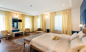采蒂涅Hotel Gradska Cetinje的一间带大床的卧室和一间客厅