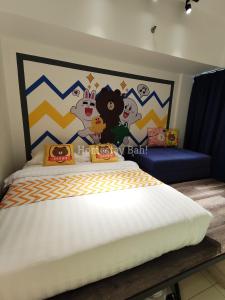 ein Schlafzimmer mit einem großen Bett mit Wandgemälde in der Unterkunft Homestay Bah! in Kota Kinabalu