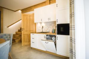 Kuchyňa alebo kuchynka v ubytovaní Mountain Apartments Jagiellońska Residence