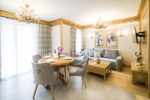 un soggiorno con tavolo e divano di Jagiellońska Residence a Zakopane