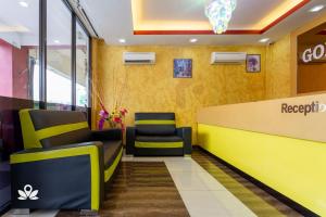 Area lobi atau resepsionis di Golden Night Hotel