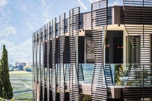 un edificio con balcones en un lateral en Hotel Schwefelbad (Schenna Resort) en Schenna