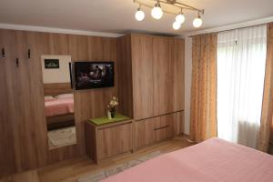 Giường trong phòng chung tại Rooms Zupančič