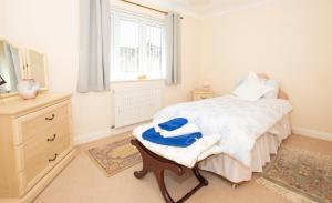 um quarto com uma cama com toalhas azuis em Luxury House in Warsash. em Warsash