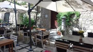 a restaurant with tables and chairs and an umbrella at Le antiche mura in Civitavecchia