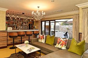 sala de estar con sofá y bar en Kgarebana Boutique Guesthouse, en Tweefontein