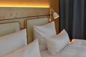 Postel nebo postele na pokoji v ubytování Walhalla Hotel Regensburg Hoeferer 4 Sterne Superior