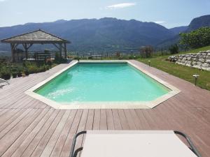 - une piscine sur une terrasse en bois avec un kiosque dans l'établissement LA GRANGE BONAL, à Villette
