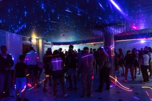 eine Gruppe von Personen, die in einem Zimmer mit Licht stehen in der Unterkunft Villaggio Blue Marine in Marina di Camerota + 109 Fotos