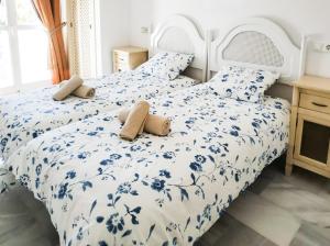 Posteľ alebo postele v izbe v ubytovaní HomelyStay-Benalmadena, Puerto Marina