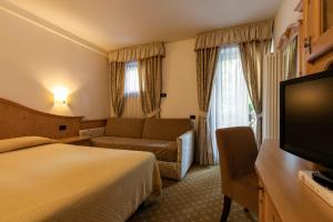 Televízia a/alebo spoločenská miestnosť v ubytovaní Hotel Isolabella Wellness
