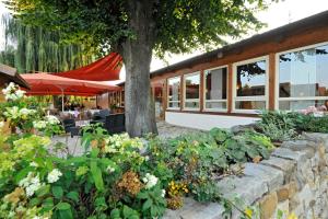 a garden with flowers in front of a building at Hotel Dreimädelhaus in Espelkamp-Mittwald