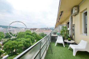A balcony or terrace at Standard Apartment by Hi5 - Incredible view with terrace Még 20 kép