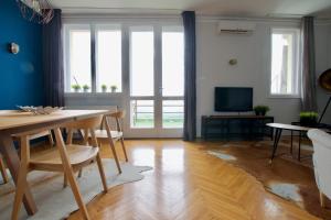 A television and/or entertainment centre at Standard Apartment by Hi5 - Incredible view with terrace