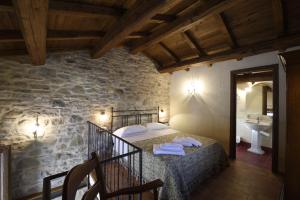 Uma cama ou camas num quarto em Borgotufi Albergo Diffuso