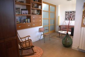 een woonkamer met een stoel en een vaas bij Bel's Home in Sant Feliu de Guixols