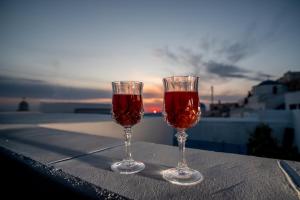 dos copas de vino sentadas sobre una mesa en Labyrinth Traditional Houses en Pyrgos