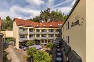 an aerial view of a hotel with tables and umbrellas at Hotel Schwan in Pottenstein