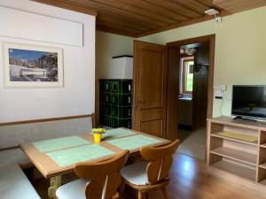 TV a/nebo společenská místnost v ubytování Haus Tirol